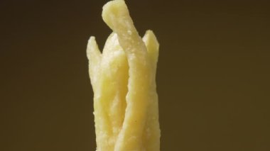 Kahverengi arka planda soslu patates kızartması döner, patatesleri kaydırak kamerasıyla iştah açıcı yapar. Pikapta kızarmış patates.
