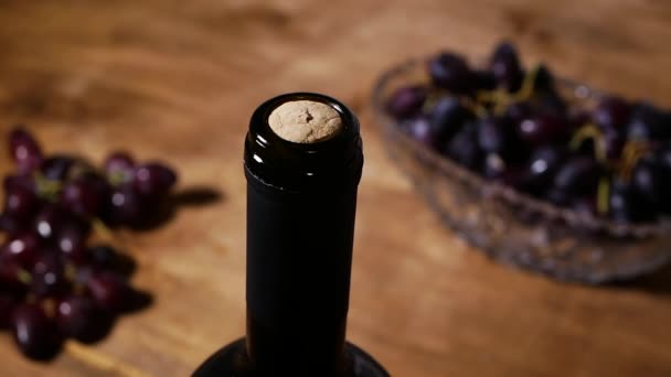 软木塞在温暖的气氛中打开一瓶酒的软木塞特写解锁 一个人的手打开一瓶红葡萄酒用软木塞螺丝 葡萄和葡萄酒的生命依旧 — 图库视频影像