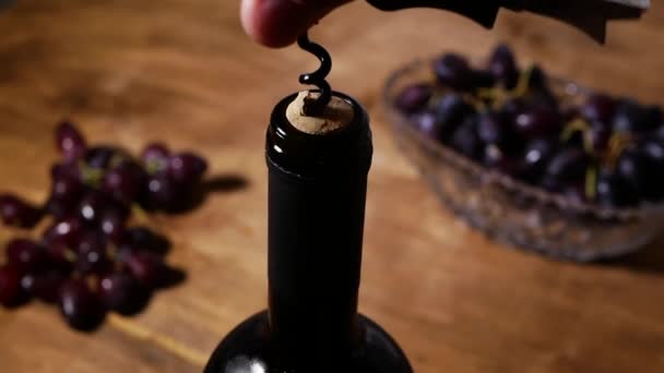 Sacacorchos Para Abrir Una Botella Vino Ambiente Cálido Primer Plano — Vídeos de Stock