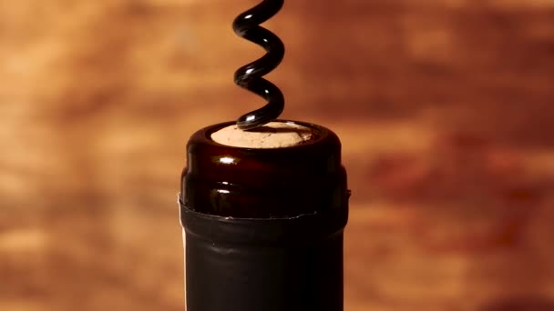 软木塞在温暖的气氛中打开一瓶酒的软木塞特写解锁 一个男人的手打开一瓶红酒与软木塞螺丝在一个舒适的餐厅 — 图库视频影像