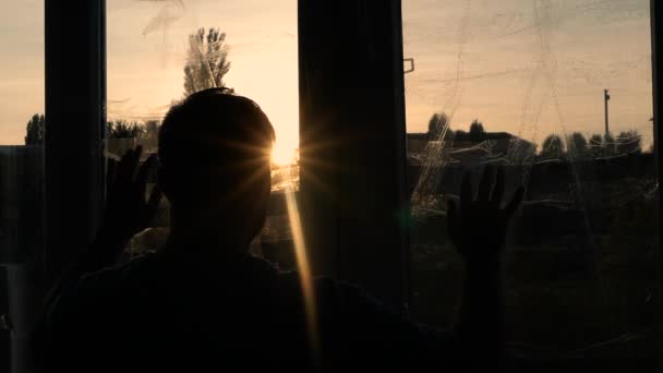 Homem Triste Olha Pela Janela Pôr Sol Durante Guerra Ucrânia — Vídeo de Stock