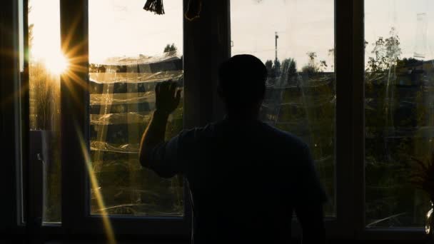 Genç Bir Adamın Penceresinin Dışındaki Savaş Pencerelerinde Bomba Bandı Olan — Stok video