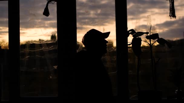Депресивний Чоловік Тлі Запечатаних Вікон Щоб Захистити Від Вибухової Хвилі — стокове відео