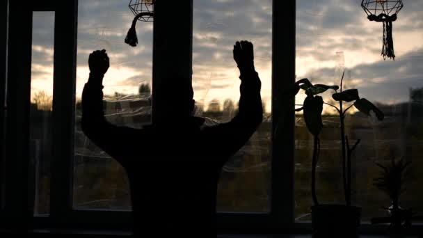 Muž Depresi Během Náletu Bytě Pozadí Zavřených Oken Aby Chránil — Stock video