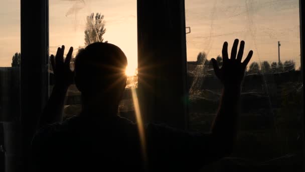 Депресивний Чоловік Тлі Запечатаних Вікон Щоб Захистити Від Вибухової Хвилі — стокове відео