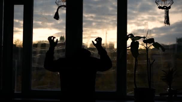Depresyondaki Bir Adam Patlama Dalgasından Korunmak Için Mühürlü Pencerelerin Arkasına — Stok video