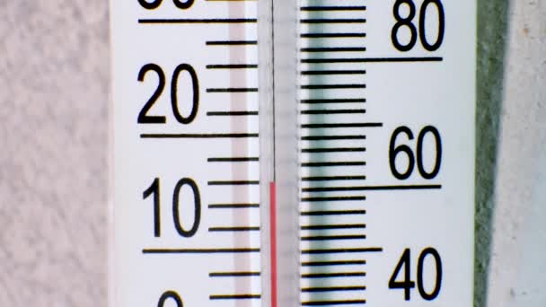 Termometr Rtęciowy Wskazuje Spadek Temperatury Powietrza Zewnętrznego Wzrost Temperatury Stopni — Wideo stockowe