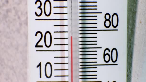 Klim Değişikliği Civa Termometresi Dışarıdaki Hava Sıcaklığında Bir Düşüş Olduğunu — Stok video