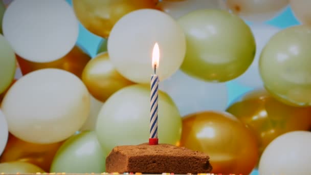 节日蛋糕 在球的背景上点着蜡烛 周年纪念蛋糕 用开胃派装饰生日 — 图库视频影像