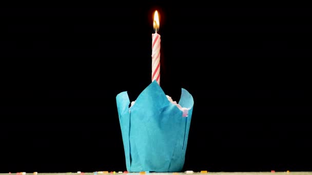 Festlicher Muffinkuchen Mit Brennender Kerze Auf Schwarzem Hintergrund Geburtstagstorte Dekoration — Stockvideo