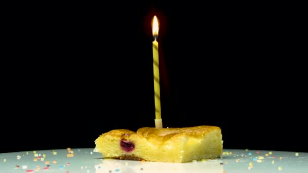 燃えるろうそくと多色の燃焼ろうそく幸せな誕生日の背景 ろうそくが回転して記念日ケーキを食欲をそそる アップルパイ — ストック動画