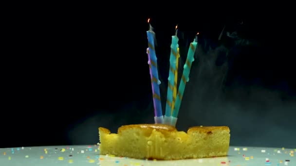 Geburtstagskerzen Auf Schwarzem Grund Löschen Die Kerze Erlosch Auf Einem — Stockvideo