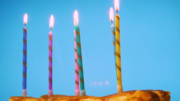 Płonąca Świeca Wielokolorowe Szczęśliwe Tło Urodzinowe Płonących Świec Apetyczny Tort — Wideo stockowe