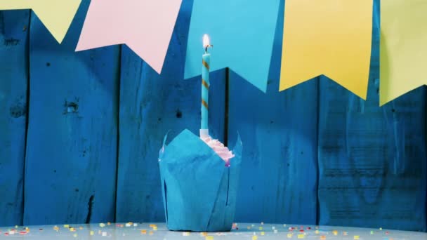 Paląca Się Świeca Szczęśliwe Tło Urodzinowe Płonącymi Świecami Tle Niebieskich — Wideo stockowe