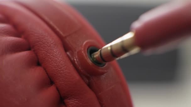 Nakręcenie Makra Włóż Mini Jack Gniazda Słuchawkowego Czerwony Mini Jack — Wideo stockowe