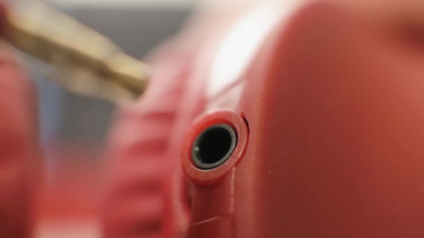 Close Enchufe Mini Jack Conector Auriculares Mini Jack Rojo Mini — Vídeos de Stock