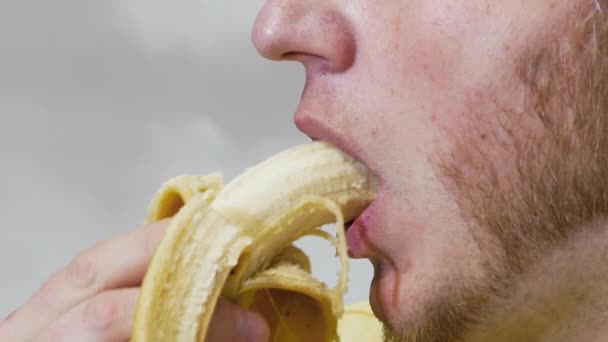 Крупним Планом Чоловік Їсть Банан Здоровий Фрукт Вітаміном Споживається Людиною — стокове відео