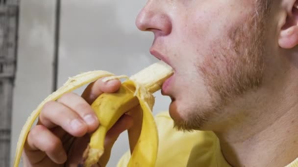 Detailní Záběr Muže Jak Banán Zdravé Ovoce Vitamínem Konzumuje Člověk — Stock video