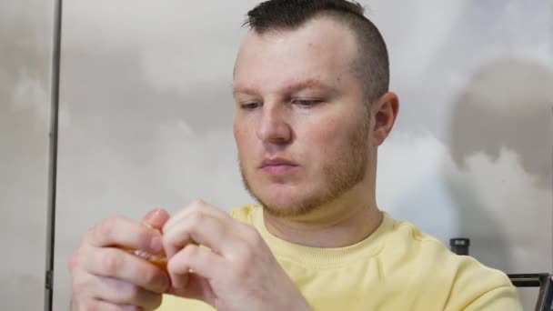 Seseorang Menikmati Buah Tangerin Yang Sehat Seorang Pria Muda Dan — Stok Video