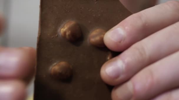 Zachte Focus Gulzige Zoetekauw Man Eet Smakelijke Natuurlijke Chocolade Met — Stockvideo