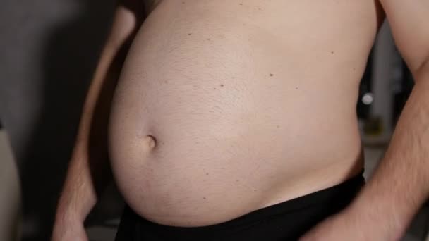 太りすぎの男は大きな腹を示しています 腹部は脂肪で過成長した 体重の問題 — ストック動画