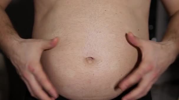 Ein Übergewichtiger Mann Zeigt Einen Dicken Bauch Ein Mann Mit — Stockvideo