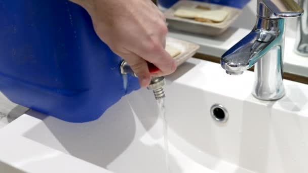 Vattentillförseln Stoppas Huset Person Tvättar Händerna Reservvattentillförseln Behållare Med Vattenkran — Stockvideo