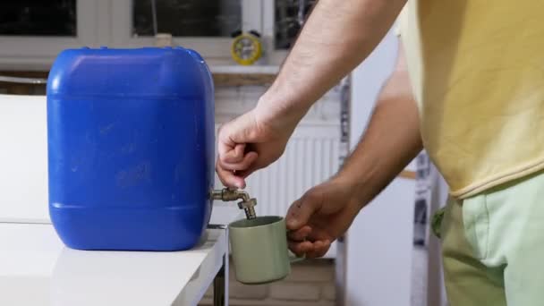 Una Persona Casa Recoge Agua Potable Una Fuente Reserva Una — Vídeos de Stock