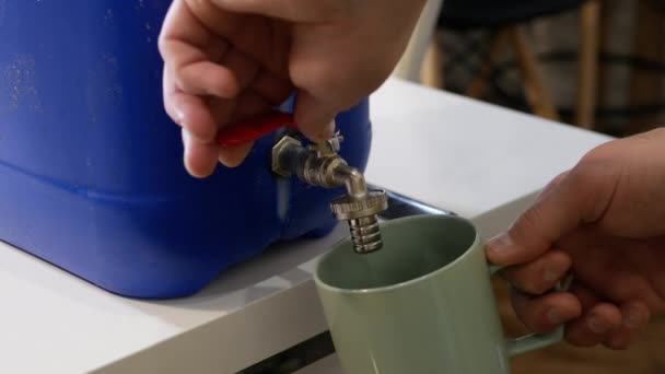 Close Drawing Drinking Water Backup Source Boiler Pour Water Mug — Stock Video