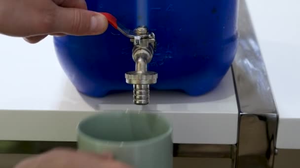 Uomo Raccoglie Acqua Potabile Una Fonte Riserva Una Caldaia Versare — Video Stock