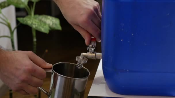 Gente Uomo Nell Appartamento Raccoglie Acqua Potabile Una Fonte Backup — Video Stock