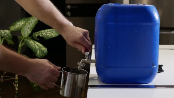 Uomo Appartamento Raccoglie Acqua Potabile Una Fonte Riserva Una Caldaia — Video Stock