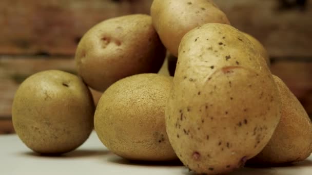 Close Batatas Suas Peles Uma Plataforma Giratória Tiros Estúdio Batatas — Vídeo de Stock