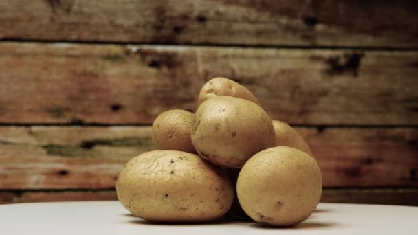 Aardappelen Hun Huid Een Draaitafel Tegen Achtergrond Van Oude Borden — Stockvideo