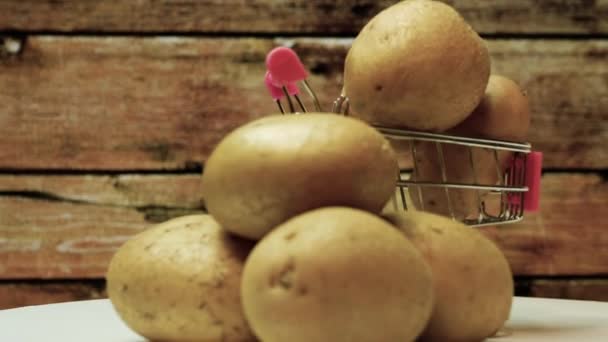 在他们的皮上滑动相机土豆在他们的转盘桌子上的背景 天然土豆工作室拍摄 超级市场推车里的土豆 — 图库视频影像