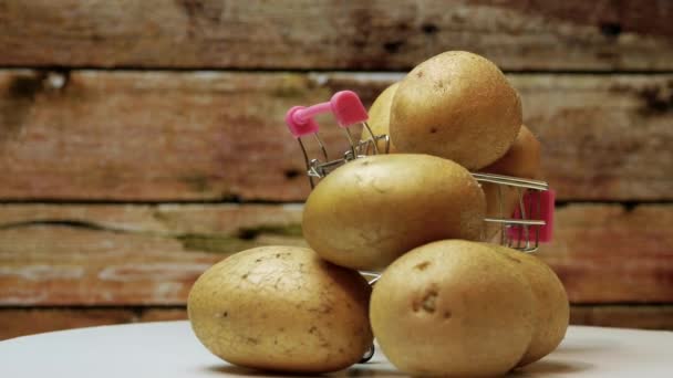 Κοντινό Πλάνο Πατάτες Στο Δέρμα Τους Περιστρεφόμενο Τραπέζι Φόντο Παλιές — Αρχείο Βίντεο