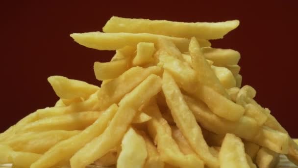 Kırmızı Arka Planda Patates Kızartması Döner Patatesleri Kaydırak Kamerasıyla Iştah — Stok video