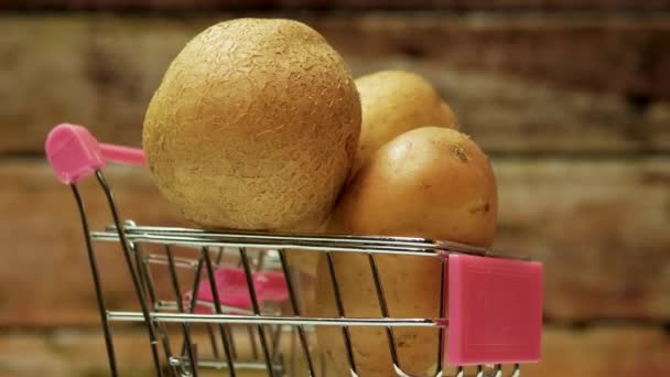 Pomme Terre Tourne Dans Chariot Supermarché Sur Fond Planches Vintage — Video