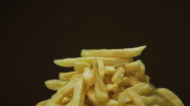 Pommes Frites Svart Bakgrund Roterar Aptitretande Potatis Med Bildkamera Stekt — Stockvideo