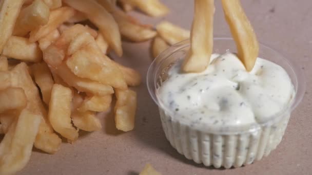 Appetitlich Essen Gebratene Pommes Frites Mit Soße Fast Food Mann — Stockvideo