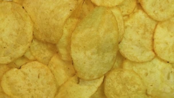 Top View Chips Pörgetés Sült Krumpli Egy Lemezjátszón Egészségtelen Élelmiszer — Stock videók