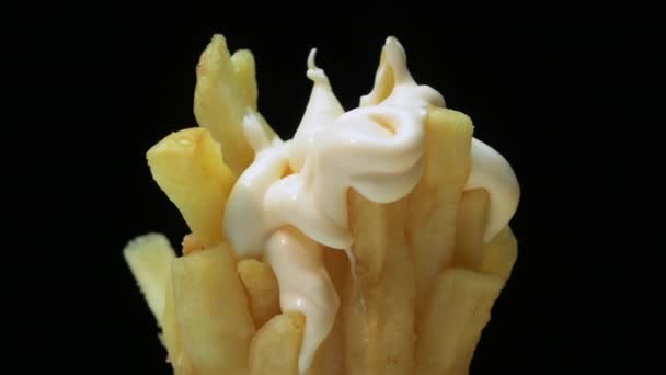 배경에 마요네즈를 감자튀김은 식욕을 돋우는 감자가 식욕을 돋구는 소스를 운동을 — 비디오