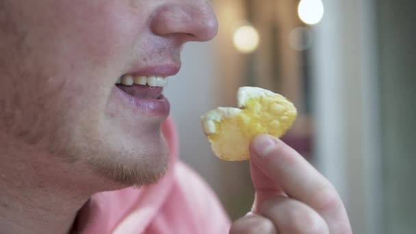 Yakın Çekim Gülümseyen Genç Adam Cips Yiyor Sağlıksız Yemek Yiyor — Stok video