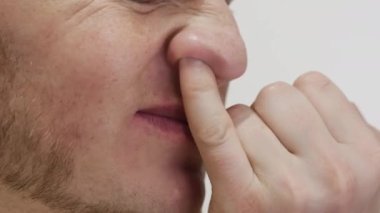  Çıplak ayaklı erkeklerin ayakları zemin terazilerinde durur. Bir insan kişisel ağırlığını kontrol etmek için tartılır. Vücut ağırlığı konsepti. Zayıflama diyet kontrolü