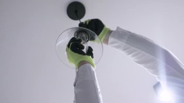 Elektrikçi elektrik kablolarını bağlar. Elektriği kabloya bağlıyorum. Bir adam elektrikçileri bağlamak için vidalara kablo bağlar.