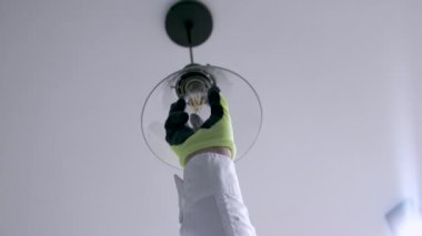 Elektrikçi elektrik kablolarını bağlar. Elektriği kabloya bağlıyorum. Bir adam elektrikçileri bağlamak için vidalara kablo bağlar.