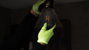 Elektrikçi elektrik kablolarını bağlar. Elektriği kabloya bağlıyorum. Bir adam elektrikçileri bağlamak için vidalara kablo bağlar.