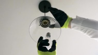 Elektrikçi elektrik kablolarını bağlar. Elektriği kabloya bağlıyorum. Bir adam elektrikçileri bağlamak için vidalara kablo bağlar.