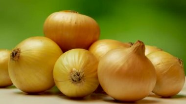Turntable 'daki olgun soğanı yaz mevsiminde yakın plan çek. Derideki doğal soğan masada döner..