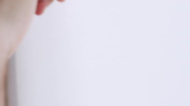 Evde ısı tasarrufu kavramı, yavaş çekimde bir erkeğin elleri ısıdan tasarruf etmek için evdeki tüm plastik pencereleri kapatır. Genç adam dairedeki pencereyi kapattı. Beyaz plastik pencere